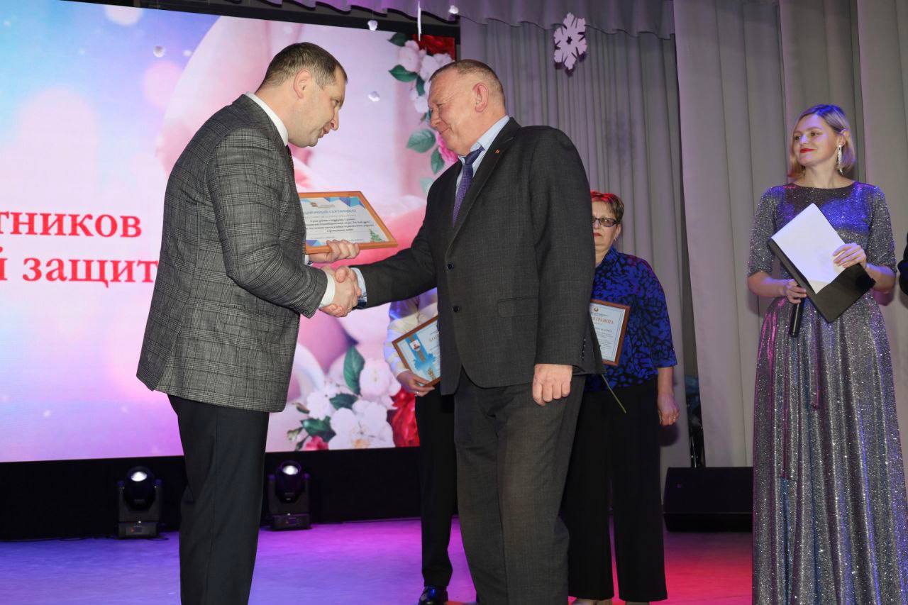 vchera-u-sotsialnoy-sluzhby-beshenkovichskogo-rayona-byl-dvoynoy-prazdnik-professionalnyy-i-25-letie_1