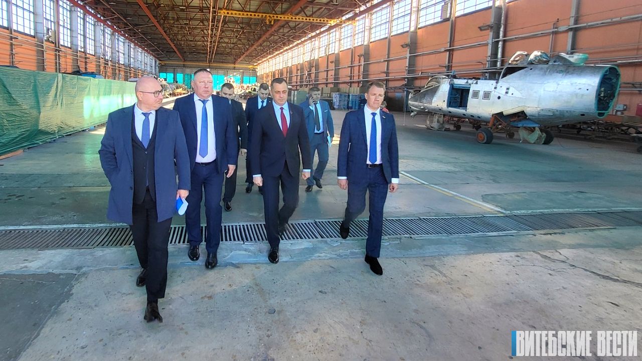 "Динамика пошла в гору". Оршанский авиаремзавод впечатлил главу Витебской области