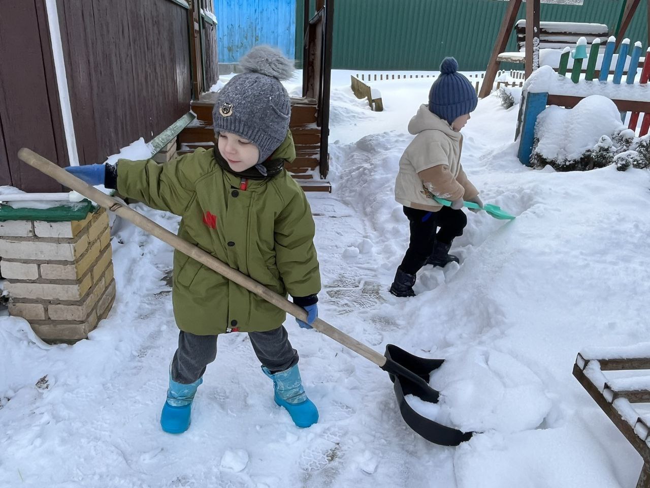 bolee-140-dvorov-raschistili-sotsialnye-rabotniki-beshenkovichskogo-rayona-posle-tsiklona-ulli-_7