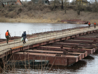 СНИМАЕТСЯ ПОНТОННЫЙ МОСТ