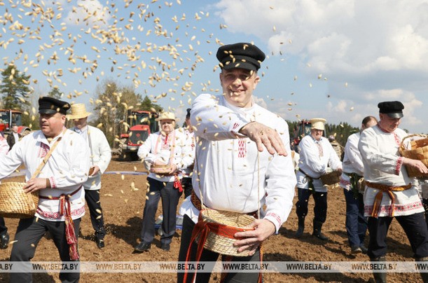 Хлеборобы Витебской области дали старт посевной. Обряд "Засевки" прошел в Оршанском районе