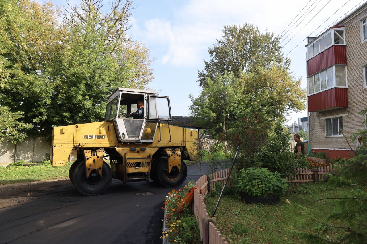 Сегодня работники филиала Бешенковичское ДРСУ №110 ведут асфальтирование придомовых территорий домов №21 и №23 на улице Черняховского райцентра