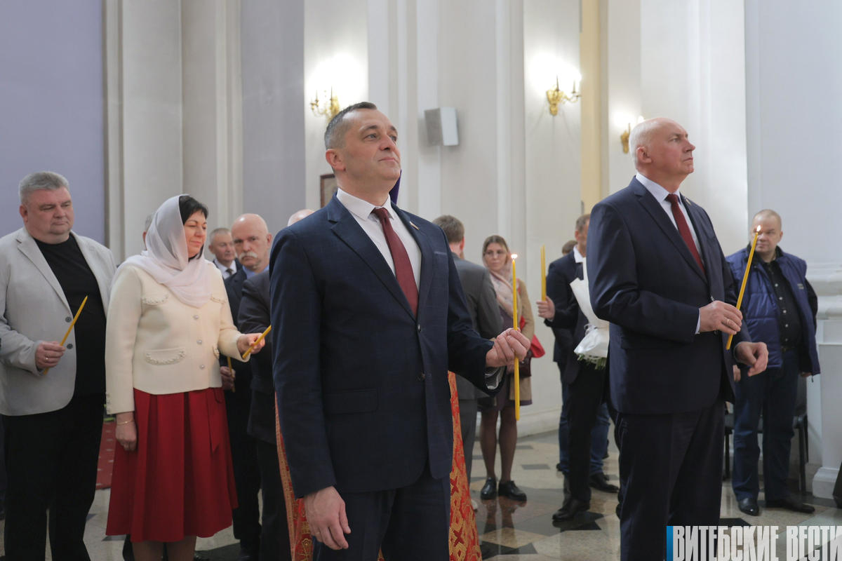 Председатель облисполкома Александр Субботин принял участие в пасхальном богослужении в Свято-Успенском храме Витебска