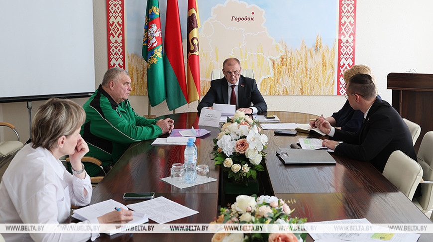 Ремонт дорог, электроотопление. Помощник Президента провел прием граждан и прямую линию в Городке