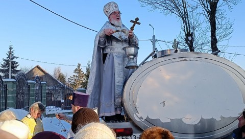 kreshchenie-gospodne-prazdnuyut-pravoslavnye-veruyushchie-v-beshenkovichakh_16