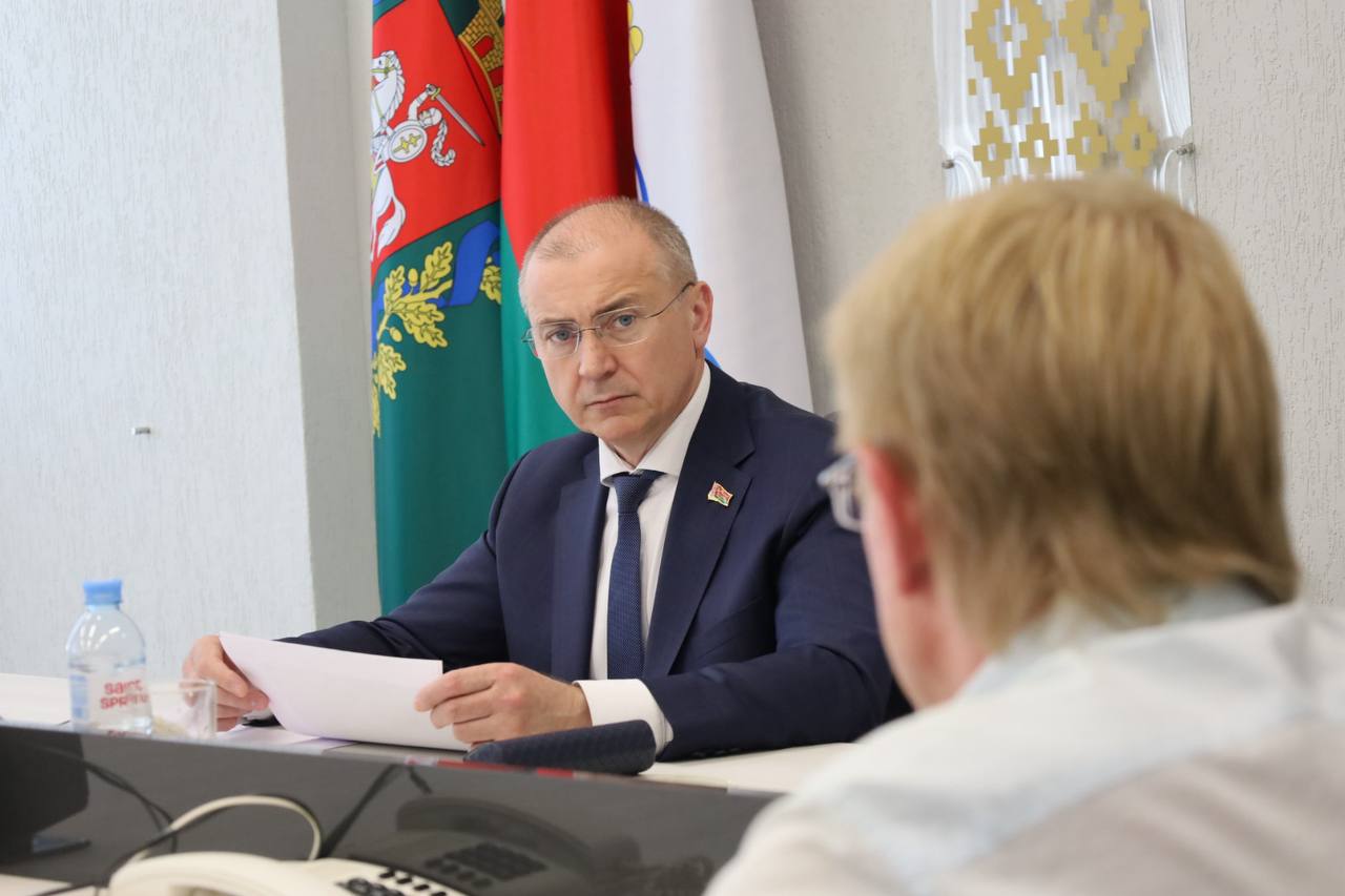 lichnyy-priyem-grazhdan-i-pryamuyu-liniyu-provel-pomoshchnik-prezidenta-respubliki-belarus-inspektor_3
