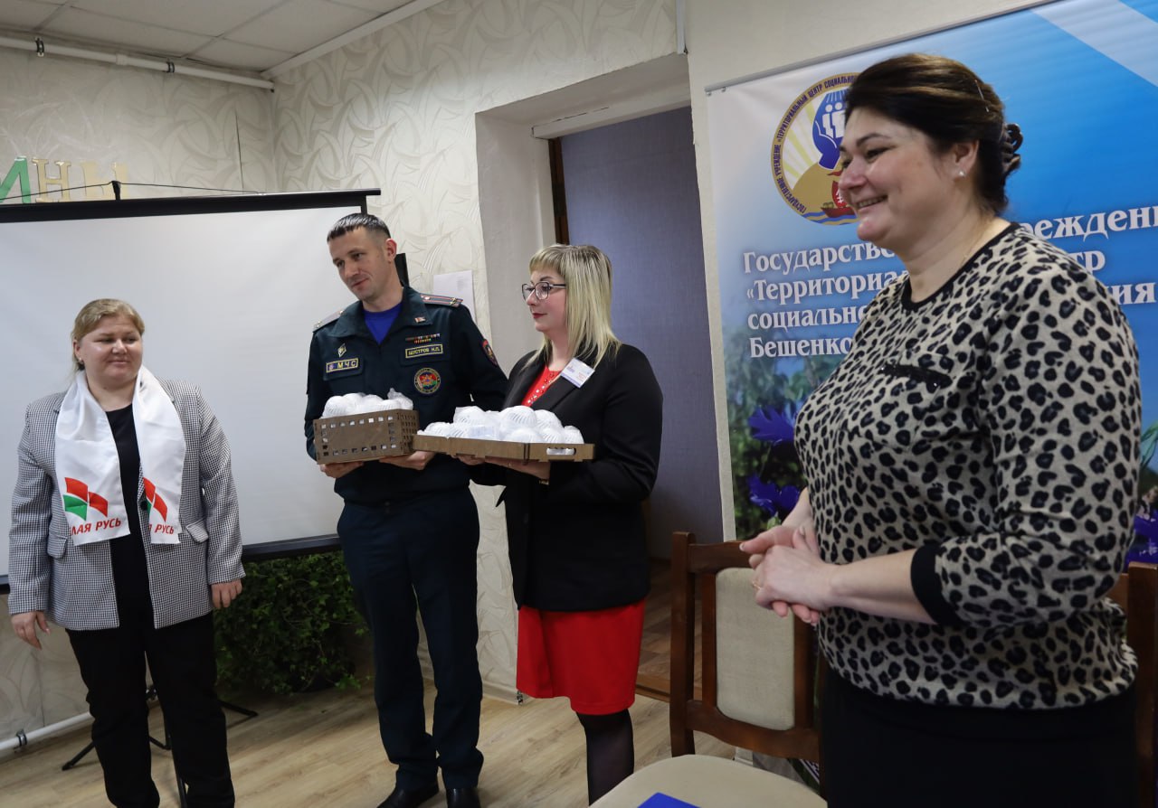 Нужный и важный подарок сегодня получил ТЦСОН от главы района Галины Унукович и председателя районной организации РОО "Белая Русь" Ольги Фиешко