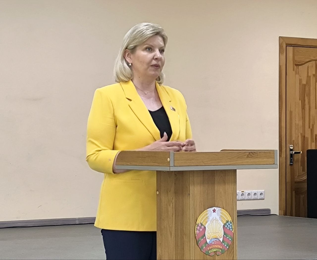v-ramkakh-edinogo-dnya-informirovaniya-s-zhitelyami-ostrovno-vstretilas-glavnyy-ideolog-vitebskoy-ob_0