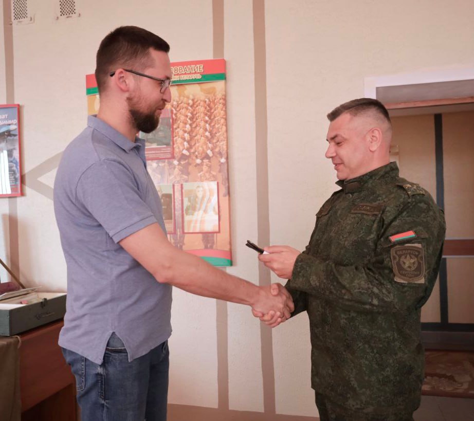 В военном комиссариате Бешенковичского и Шумилинского районов в связи с присвоением очередных воинских званий вручены погоны военнообязанным из числа офицеров запаса