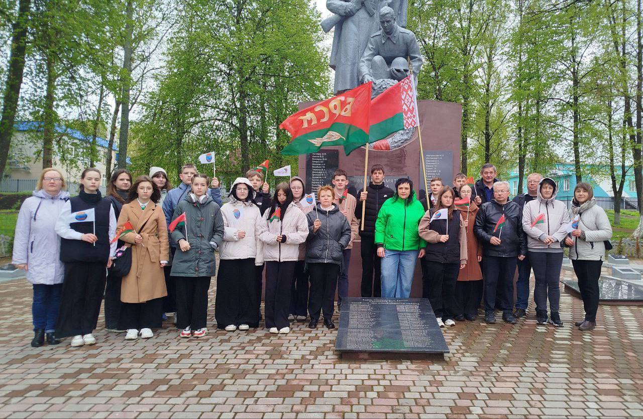 Педагоги и учащиеся СШ №2 совместно с активом РК ОО «БРСМ» провели трудовую акцию в честь Праздника труда