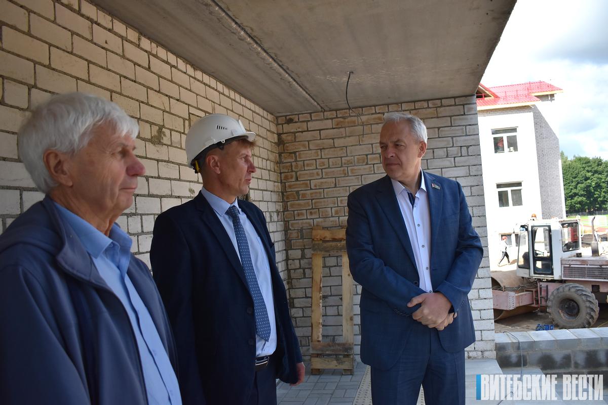 Игорь Сергеенко ознакомился с ходом уборочной кампании и строительством объектов в Поставском районе