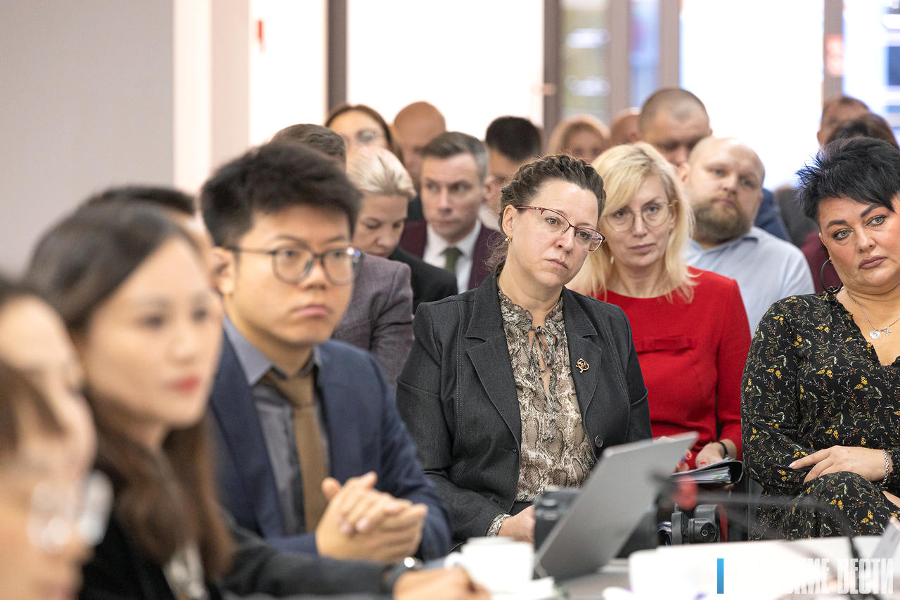 fotofakt-v-administratsii-sez-vitebsk-sostoyalas-vstrecha-s-delegatsiey-provintsii-guychzhou_5