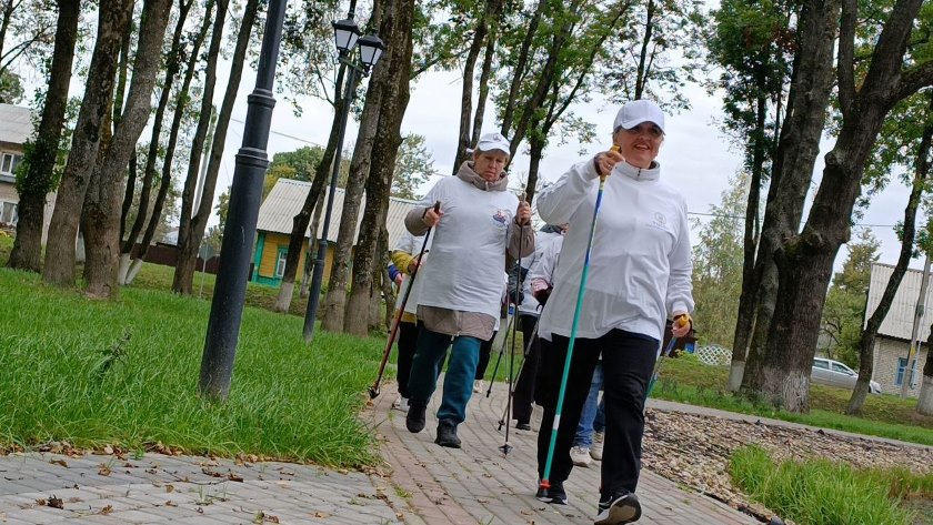 Марафон скандинавской ходьбы «Шаг к долголетию» собрал активных и спортивных земляков в центральном парке Бешенкович