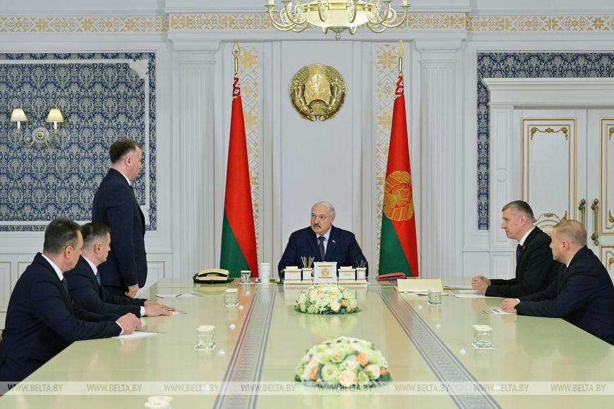 Lukashenko encourages scientists, manufacturers to work together, produce results