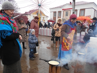 ДОБРА ПАВЕСЯЛІЛІСЯ І БЛІНАМІ ПАЧАСТАВАЛІСЯ