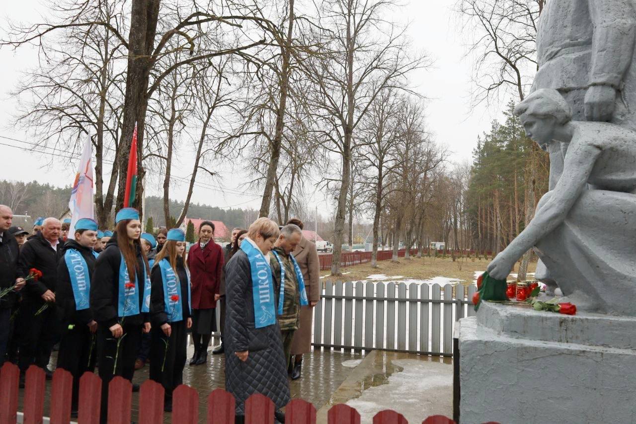 v-beshenkovichakh-u-bratskoy-mogily-zhertv-fashizma-proshel-miting-rekviem_6