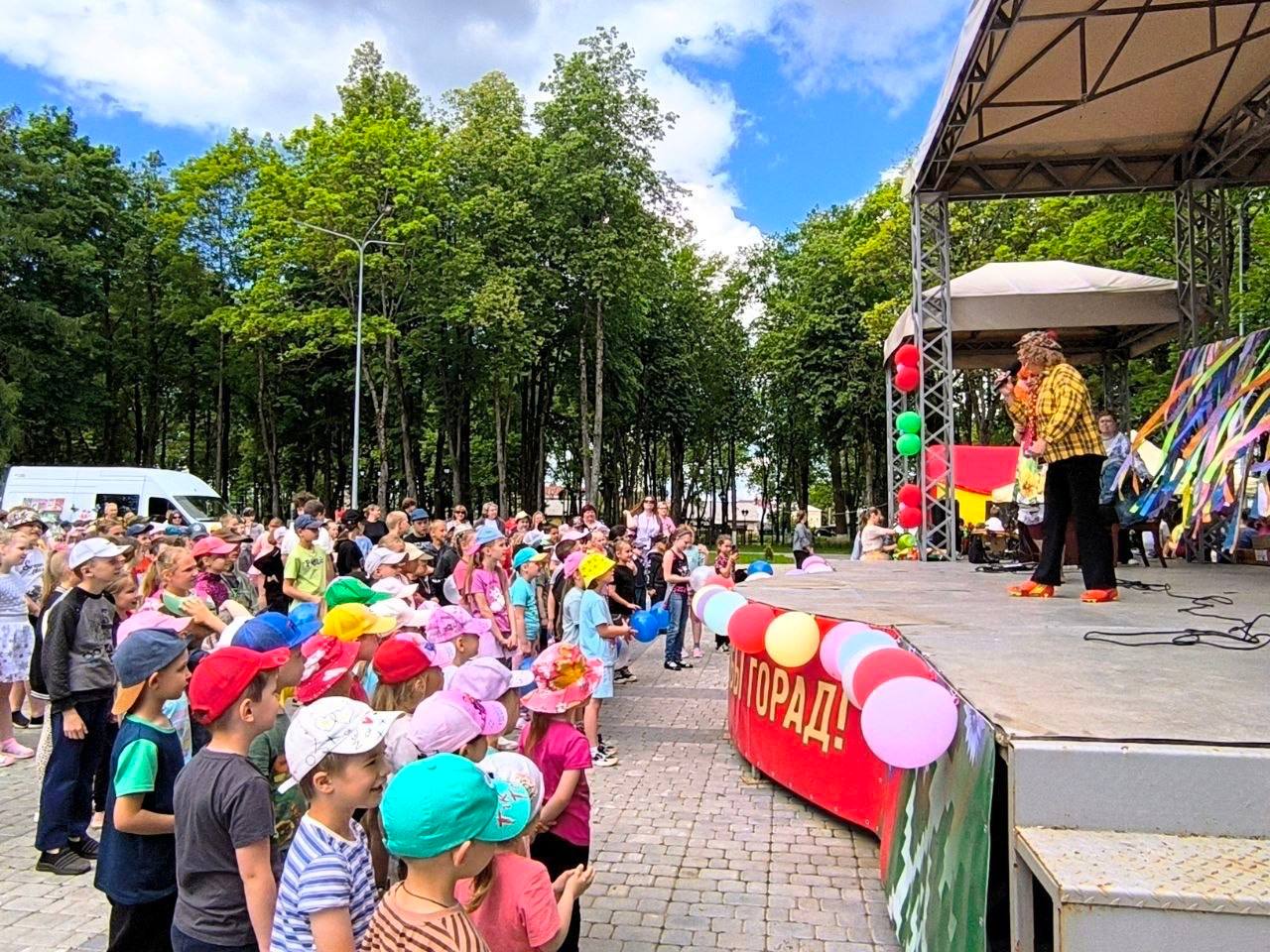 v-tsentralnom-parke-gorodskogo-poselka-beshenkovichi-proshel-rayonnyy-prazdnik-priurochennyy-k-mezhd_2