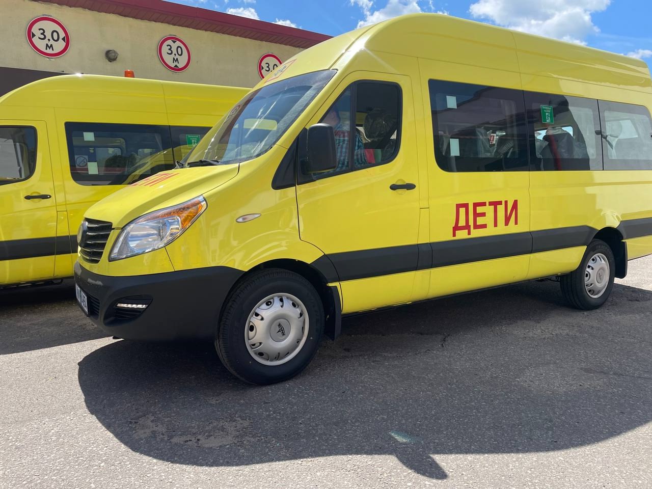 Городокский район получил два новых микроавтобуса МАЗ для перевозки школьников