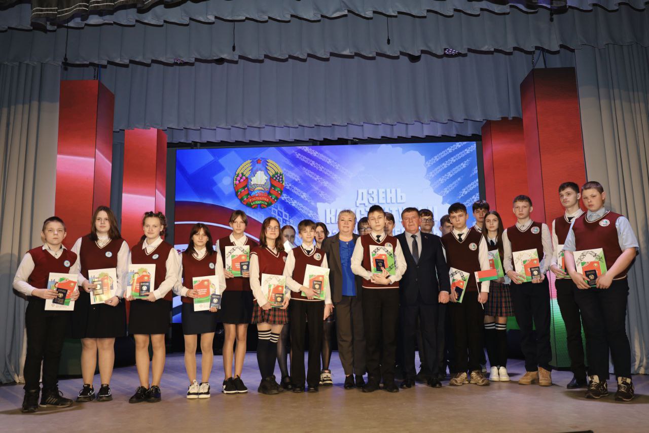 В Бешенковичах школьникам торжественно вручили паспорта