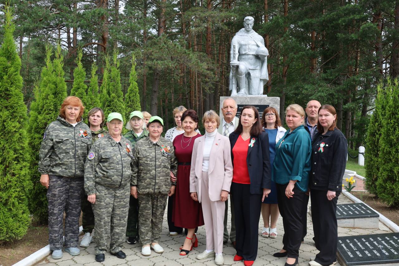 Сохраняя память о героях: Бешенковиччину посетила делегация с Урала