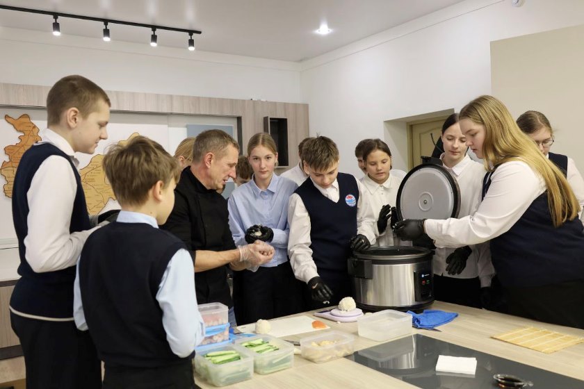 Мастер-классы по приготовлению роллов для учащихся СШ №2 — от директора ЧПТУП «Реум» Виктории Коваленко и шеф-повара кафе «Манго» Константина Чернова