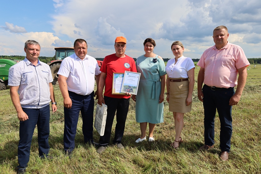 Лидер областного соревнования по заготовке травяных кормов — тракторист-машинист СУП «Вядерево» Сергей Бутанов