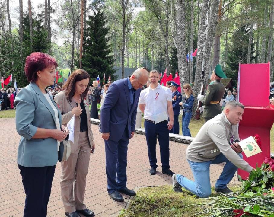 delegatsiya-beshenkovichskogo-rayona-pobyvala-na-kurgane-druzhby_1