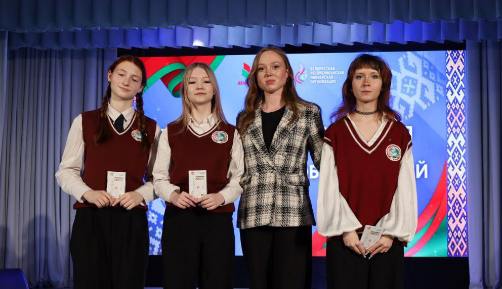 На торжественном мероприятии в РЦК по случаю Дня Конституции вручены октябрятские звездочки