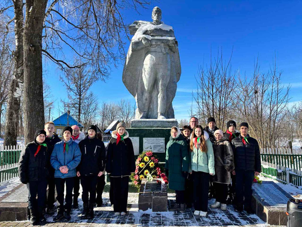 У братской могилы в агрогородке Улла прошел митинг, посвященный Дню защитников Отечества и Вооруженных Сил Республики Беларусь