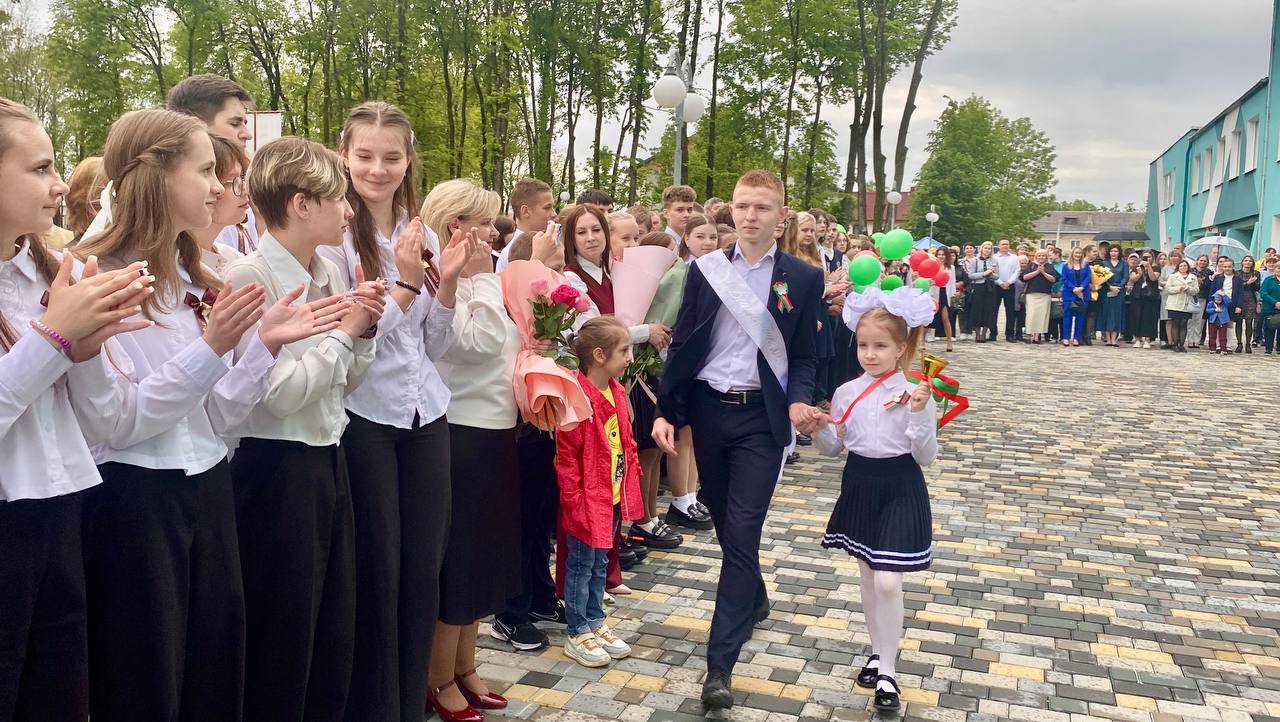 Для выпускников Бешенковичского района прозвенел последний звонок