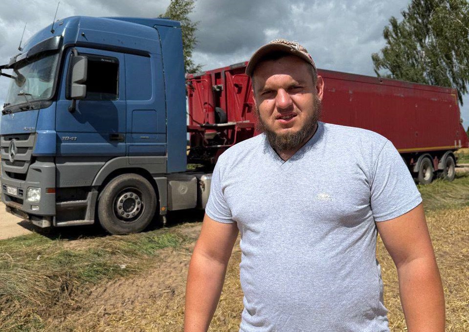 Первый водитель-тысячник на отвозке зерна определен в Бешенковичском районе!