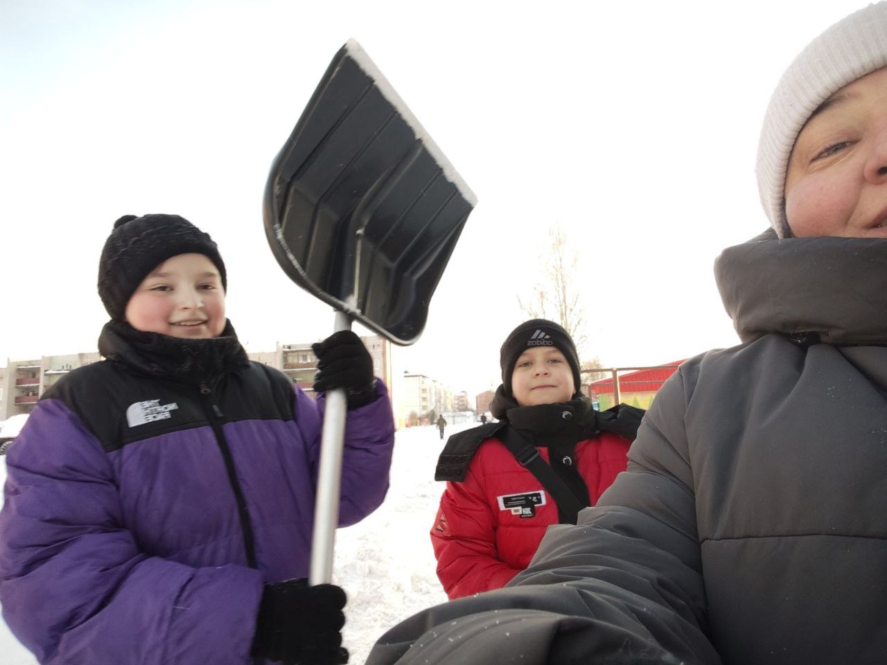 bolee-140-dvorov-raschistili-sotsialnye-rabotniki-beshenkovichskogo-rayona-posle-tsiklona-ulli-_1
