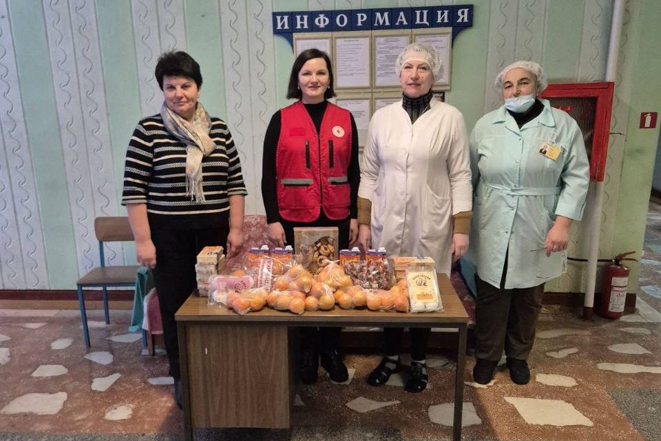 kollektivy-rayona-ispolnyayut-zhelaniya-v-ramkakh-aktsii-belorusskogo-krasnogo-kresta-elka-zhelaniy_3