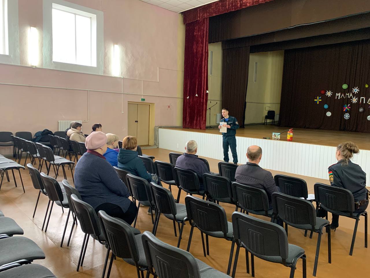 В рамках акции «За безопасность вместе» работники Бешенковичского РОЧС активно общаются с жителями района