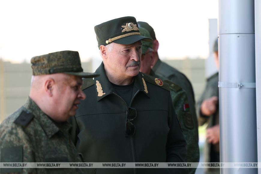 voennaya-tematika-v-tsentre-vnimaniya-aleksandr-lukashenko-priekhal-k-raketchikam-v-osipovichskiy-ra_0
