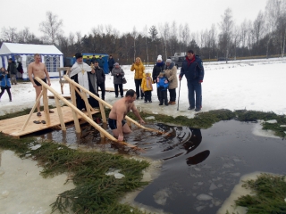 В Бешенковичах прошли крещенские купания