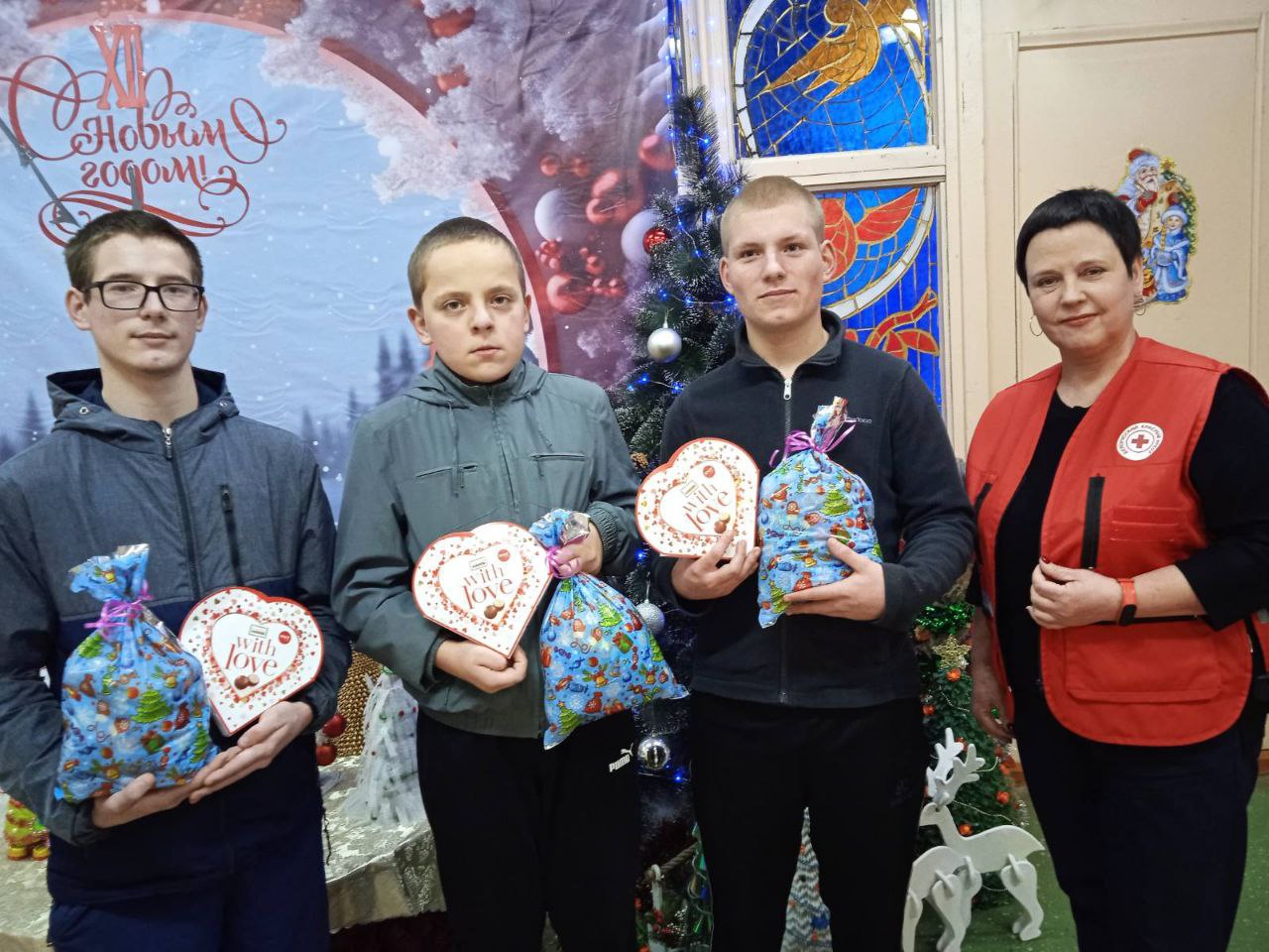 kollektivy-rayona-ispolnyayut-zhelaniya-v-ramkakh-aktsii-belorusskogo-krasnogo-kresta-elka-zhelaniy_4