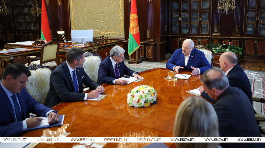 Письмо Лукашенко от Трампа, "большая сделка" и снятие санкций с "Белавиа". Главное о перезагрузке отношений с США