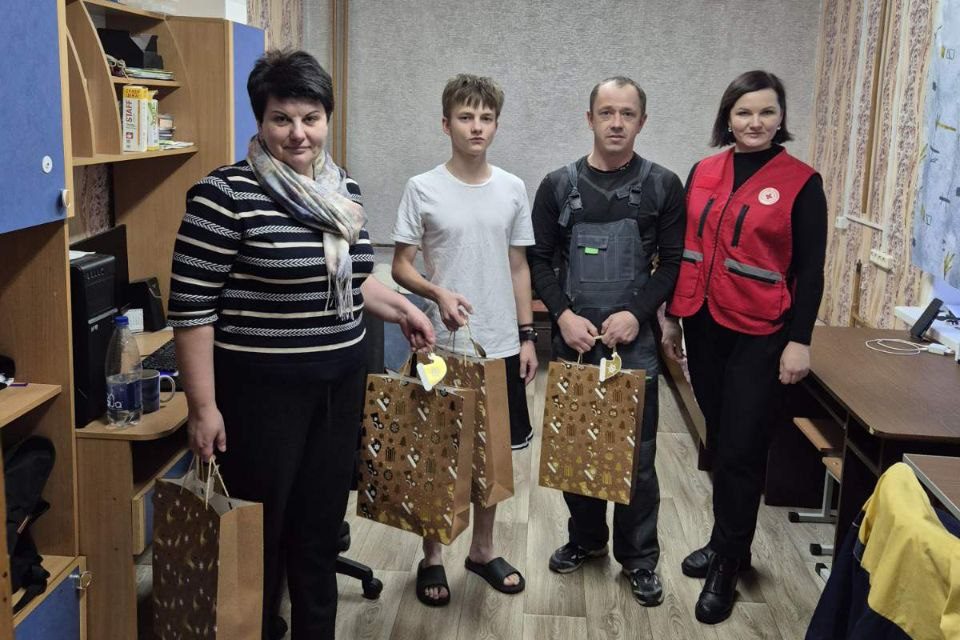 kollektivy-rayona-ispolnyayut-zhelaniya-v-ramkakh-aktsii-belorusskogo-krasnogo-kresta-elka-zhelaniy_2