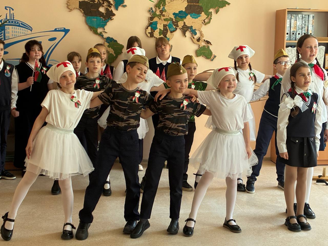 telemosty-v-kanun-dnya-pobedy-protyanulis-mezhdu-shkolami-beshenkovichskogo-rayona-i-vurnarskogo-ray_8