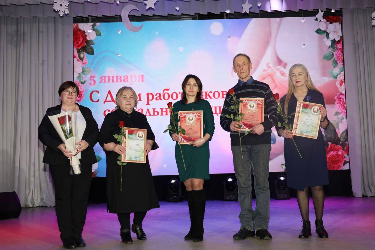 vchera-u-sotsialnoy-sluzhby-beshenkovichskogo-rayona-byl-dvoynoy-prazdnik-professionalnyy-i-25-letie_4