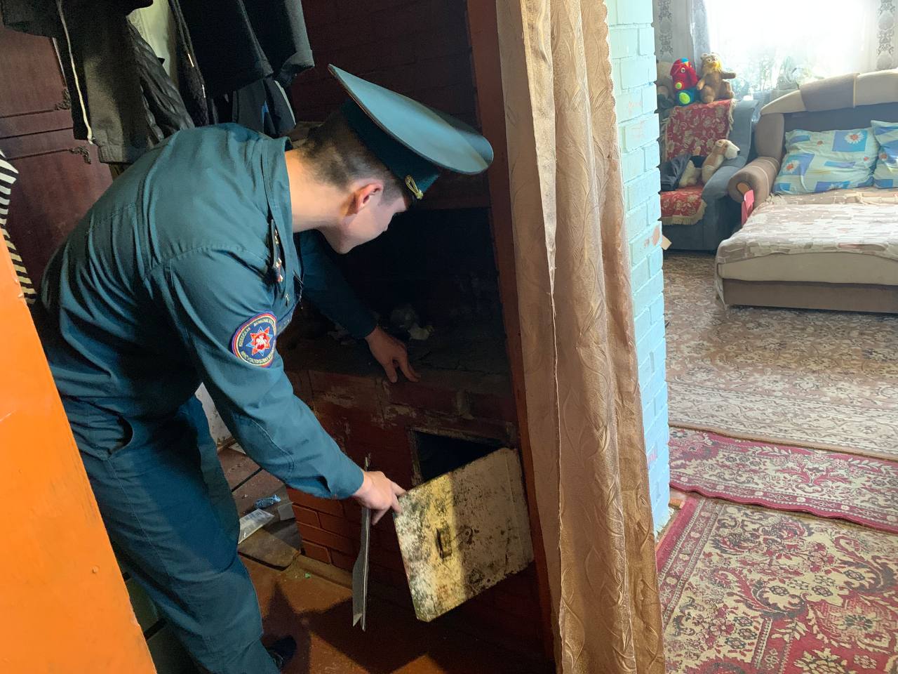 Бешенковичские спасатели проверяют исправность печей в домах жителей района