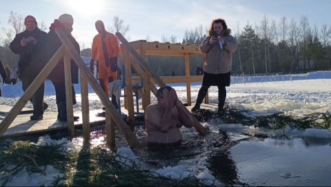 kreshchenie-gospodne-prazdnuyut-pravoslavnye-veruyushchie-v-beshenkovichakh_14