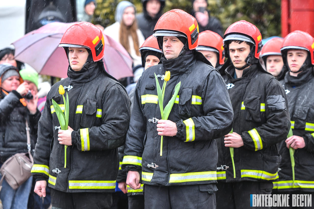 Флешмоб и тюльпаны: спасатели Витебской области поздравили женщин с 8 Марта