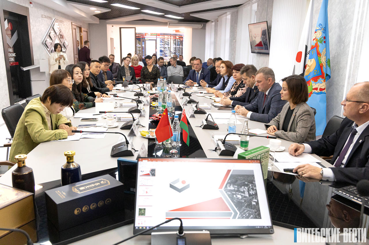ФОТОФАКТ: В администрации СЭЗ «Витебск» состоялась встреча с делегацией провинции Гуйчжоу