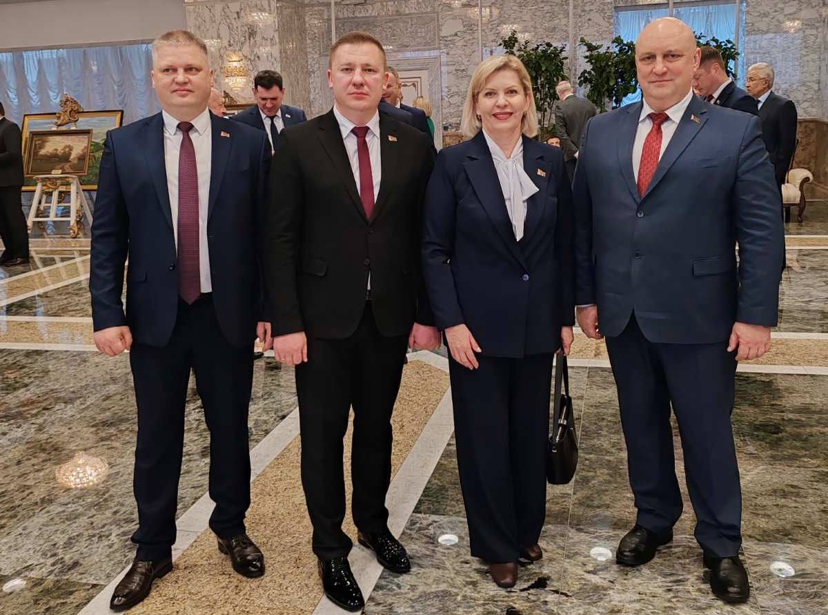 fotofakt-predstaviteli-vitebskoy-oblasti-uzhe-vo-dvortse-nezavisimosti_2