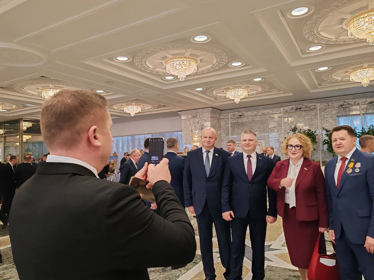 fotofakt-predstaviteli-vitebskoy-oblasti-uzhe-vo-dvortse-nezavisimosti_3