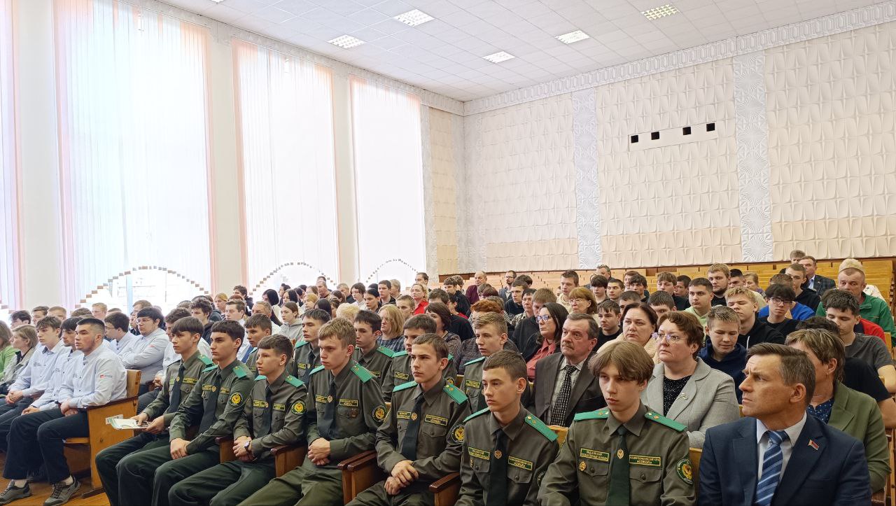 Сергей Левкович в рамках единого дня информирования встретился с трудовым коллективом и учащимися Видзовского колледжа