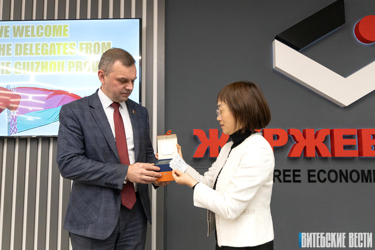 fotofakt-v-administratsii-sez-vitebsk-sostoyalas-vstrecha-s-delegatsiey-provintsii-guychzhou_13