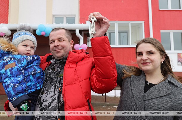 Ключи от новых квартир вручили жителям дома с электроотоплением в Бешенковичах